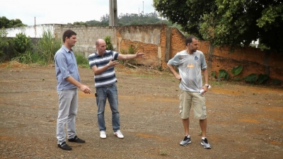 Ricardo Dias, ao centro, mostra o local onde ser&aacute; erguida a nova pista de skate