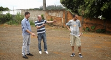 Ricardo Dias, ao centro, mostra o local onde será erguida a nova pista de skate
