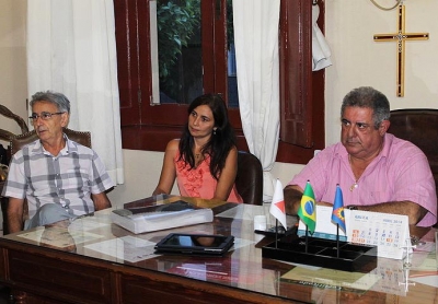 Da esquerda para a direita: Walter de Paula, Luciana Moreira e o prefeito Cesinha Samor