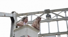 Eliana Spíndola e Adriano descem do alto da ponte
