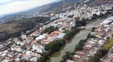 Vista aérea de Cataguases com o rio Pomba ao centro