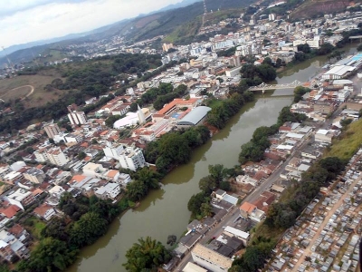 Vista a&eacute;rea de Cataguases com o rio Pomba ao centro