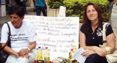Micaela, à direita, em uma das manifestações em favor dos professores municipais