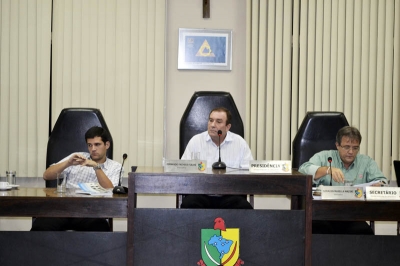 O vereador Fernando Amaral (ao centro) presidiu toda a sess&atilde;o