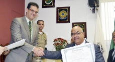 Claudiomir Vieira recebe seu diploma de prefeito das mãos do Juiz Marcelo Thomaz