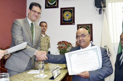 Claudiomir Vieira recebe seu diploma de prefeito das m&atilde;os do Juiz Marcelo Thomaz