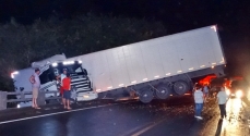 O acidente ocorreu na madrugada deste sábado, 26 de abril