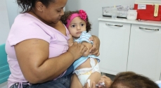 Crianças e adultos estão sendo vacinados nos postos de saúde do município