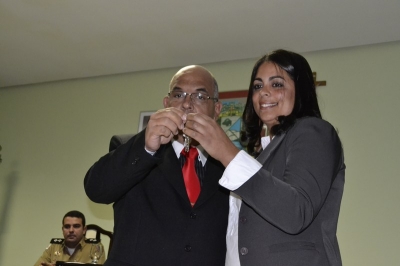 Claudiomir recebe as chaves da Prefeitura das m&atilde;os de sua antecessora