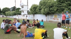 O técnico Matheus (camiseta azul) durante preleção com os jogadores