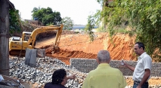 Com a obra, muita terra e pedra foi para o leito do ribeirão que está mais estreito