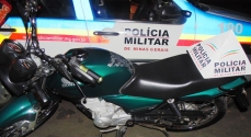 Os policiais recuperaram a motocicleta poucos minutos após o furto