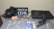 Policiais civis apreenderam drogas e outros objetos em duas operações