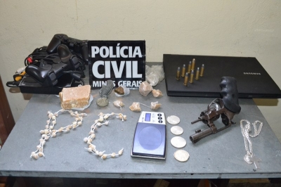 Policiais civis apreenderam drogas e outros objetos em duas opera&ccedil;&otilde;es