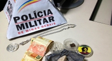 Material encontrado na casa dos rapazes presos por tráfico de droga