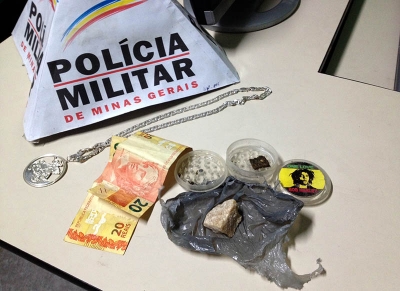 Material encontrado na casa dos rapazes presos por tr&aacute;fico de droga