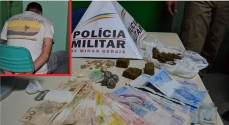 A droga e o dinheiro encontrado na casa do suspeito, que está no detalhe da foto