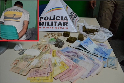 A droga e o dinheiro encontrado na casa do suspeito, que est&aacute; no detalhe da foto