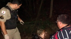 Policias Militares descobriram a motocicleta enterrada. À direita, o perito, Marcelo Valverde