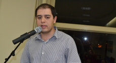 Alex Carvalho revelou que o prefeito vai vetar o aumento para todos os profissionais do magistério