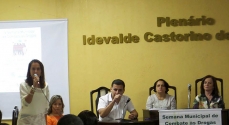 A Secretária Elaine Ferraz discursa na abertura da Semana