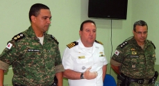 O comandante Flamarion com os militares de Cataguases