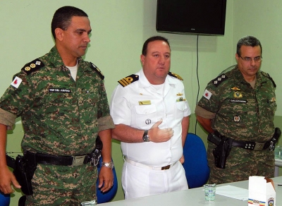 O comandante Flamarion com os militares de Cataguases