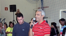 Vitor, no novo síndico (camisa vermelha), está otimista com o novo cargo