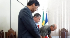 Vadinho Baião, Jovino Campos e José Xavier Brandão Teixeira, assinam o contrato para a obra