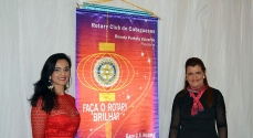 Liliane Ferreira e Renata Portela á frente do banner com o lema da nova gestão