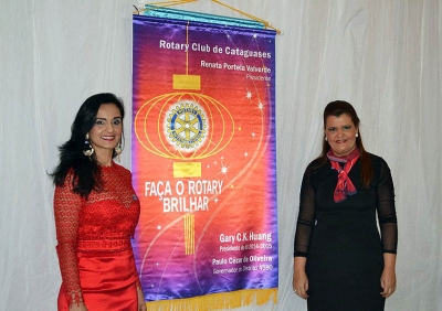 Liliane Ferreira e Renata Portela &aacute; frente do banner com o lema da nova gest&atilde;o