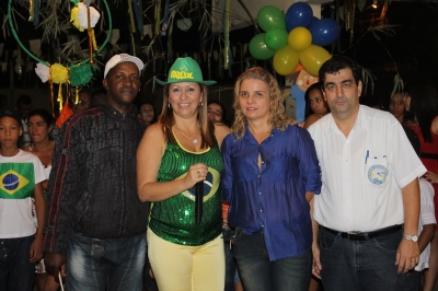 Luciana, os diretores da Escola Marieta Soares Teixeira e Jhoney Prud&ecirc;ncio