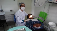 A odontóloga Siara Marcato durante atendimento em um dos novos consultórios