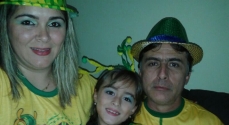 A família reunida torce junto pela seleção brasileira