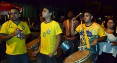 O grupo de rapazes fez um batuque na avenida