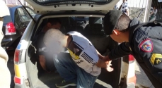 Os policiais militares de Muriaé prenderam os dois suspeitos de furtarem a moto em Cataguases
