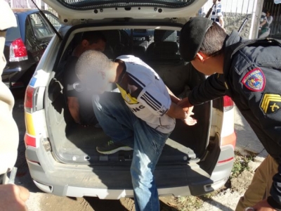 Os policiais militares de Muria&eacute; prenderam os dois suspeitos de furtarem a moto em Cataguases