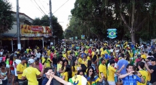 A multidão de torcedores lotou a Avenida Astolfo Dutra na tarde deste sábado