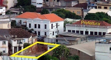 a Prefeitura de Leopoldina informou que autorizou a construção do edifício, de 11 andares