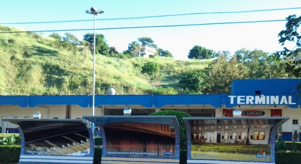 Os pontos de ônibus estão ganhando painéis que divulgam o patrimônio da cidade