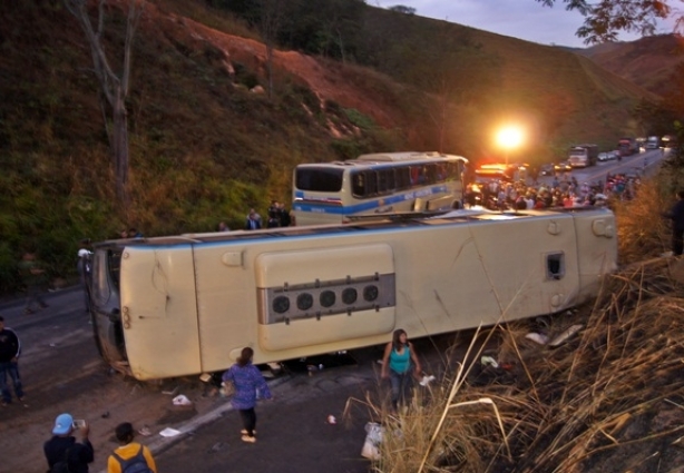 Dos três ônibus que viajavam em comboio apenas um não se envolveu no acidente