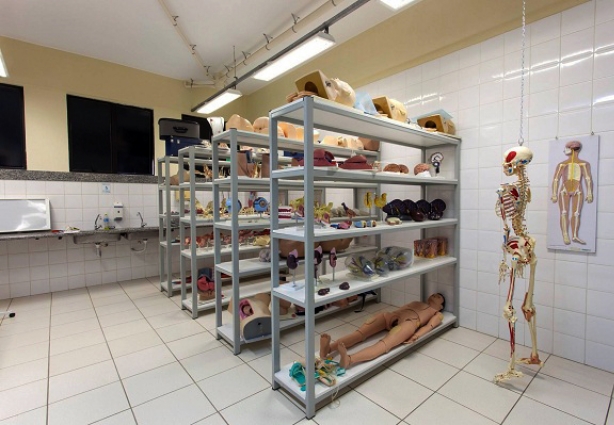 Um dos laboratórios do novo curso de Medicina da FAMINAS