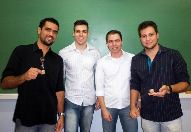 Os estudantes Cesar Mattos, Daniel Perez, Pedro Martins e Rhuan Lopes, responsáveis pelo projeto