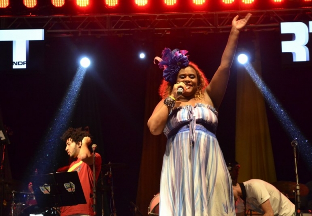Sandra Portella durante sua apresentação no Carnaval de Miraí de 2014