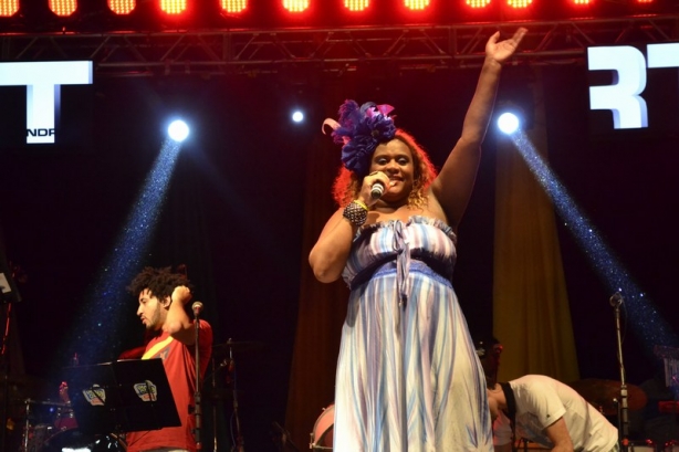 Sandra Portella durante sua apresenta&ccedil;&atilde;o no Carnaval de Mira&iacute; de 2014