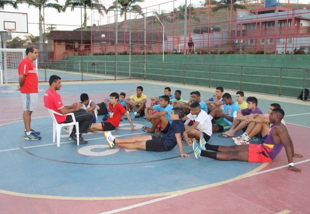 Há vagas para as equipes de handebol e de basquete