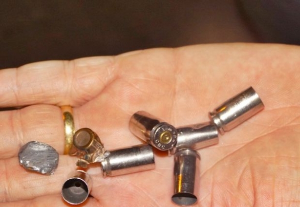 Cartuchos e balas usadas em uma das tentativas de homicídio neste final de semana