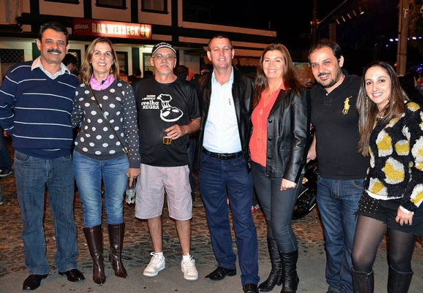 O prefeito, o vice, suas esposas, o secretário Geraldo Loures e o casal Fausto Menta e Robertas Cabral