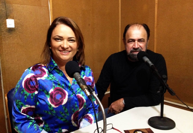 Ao lado do radialista Gomes, a prefeita de Guidoval, Soraia Vieira