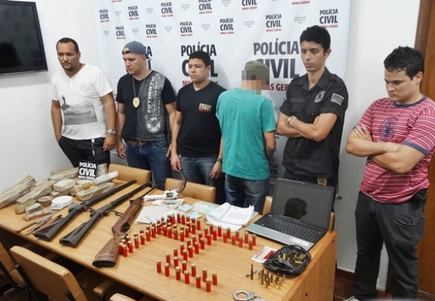 Os suspeitos, droga e armas foram levados para a Delegacia Regional de Polícia
